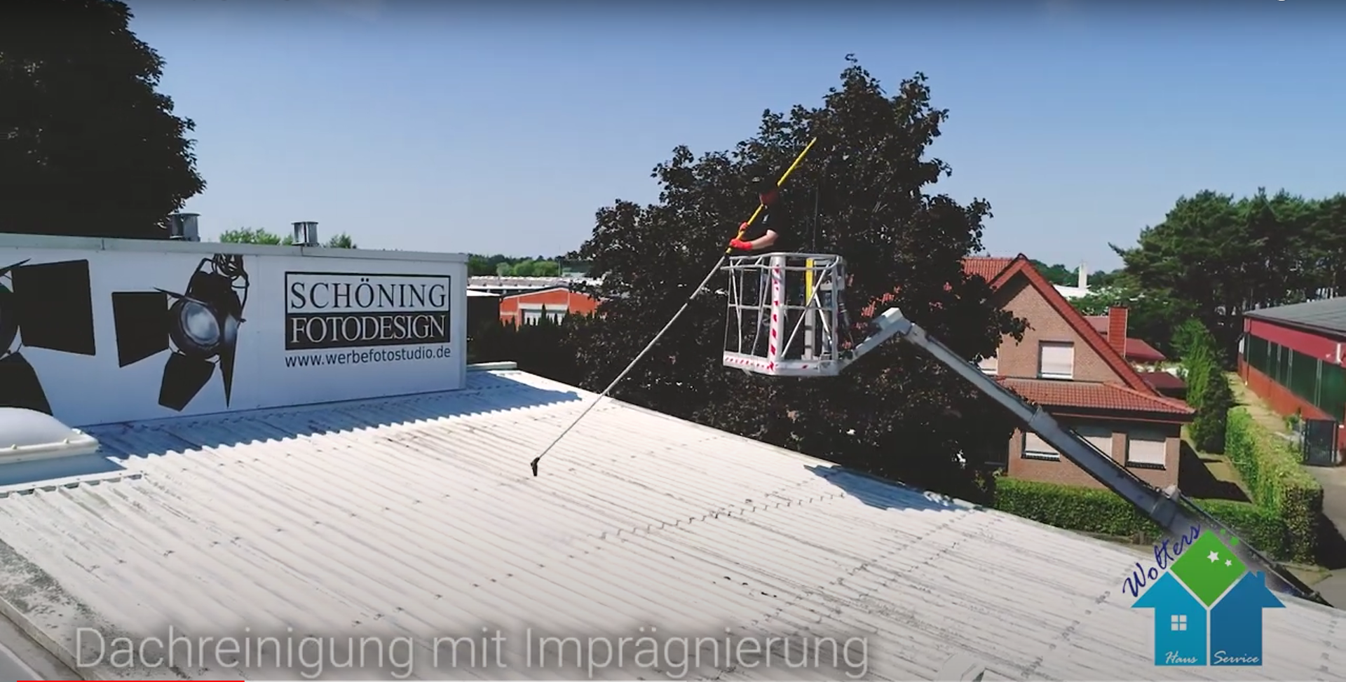 Dachreinigung in Werlte mit professioneller Teleskoplanze.