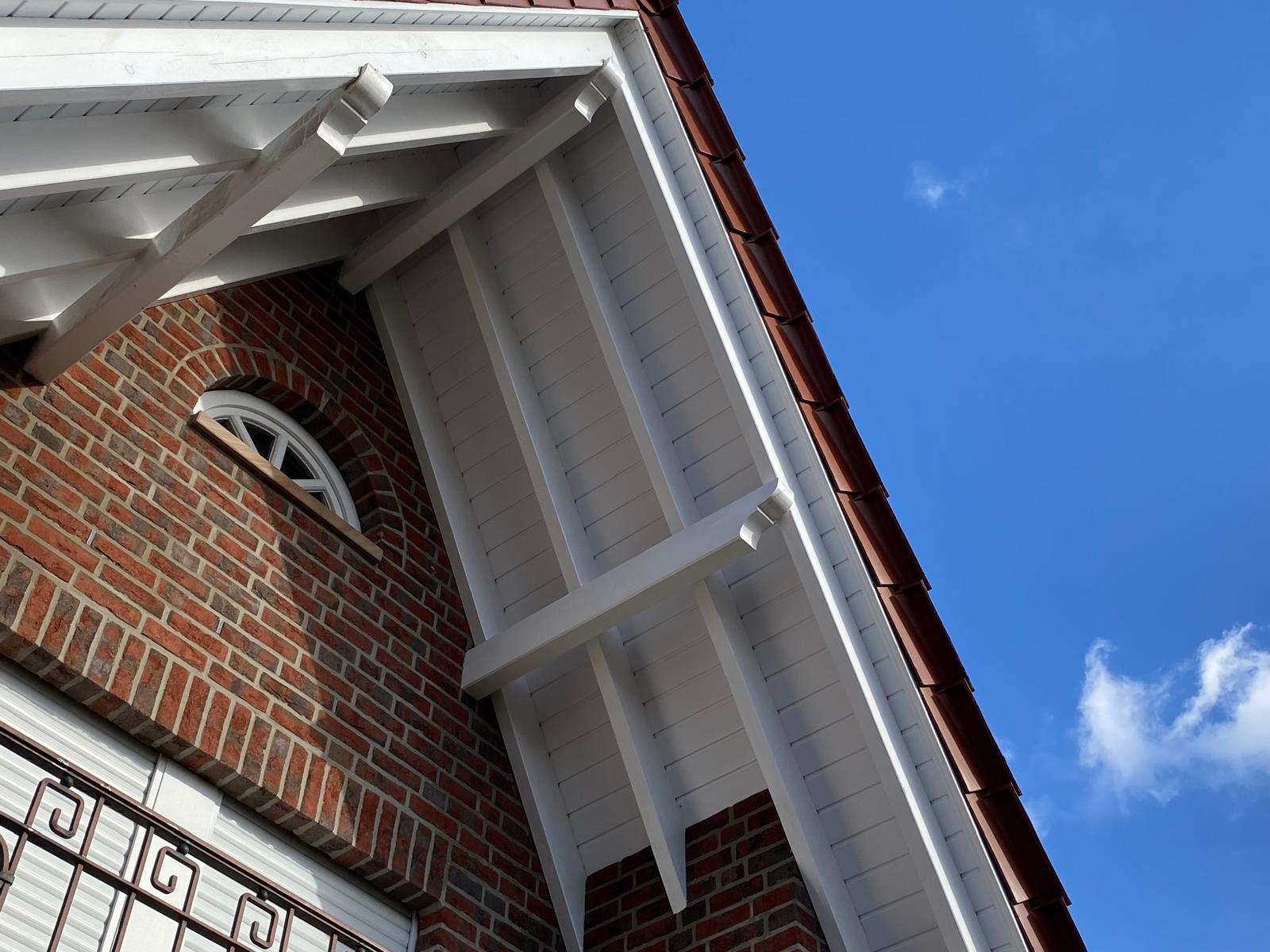 Sauberer Dach&uuml;berstand an einem Geb&auml;ude in Werlte.